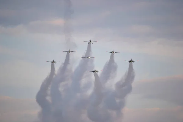 Flugzeug Fliegt Der Luft Rauch Hinterher Akrobatik — Stockfoto