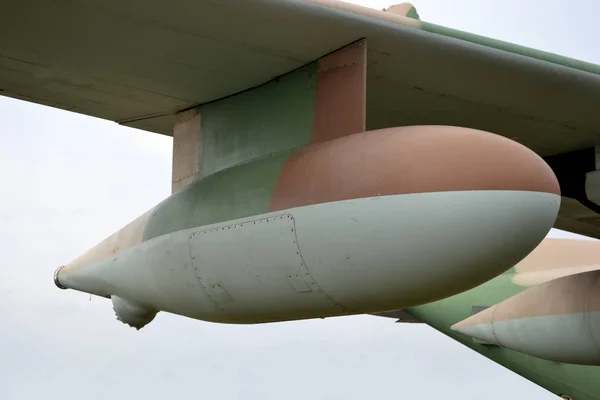 军用飞机 悬挂在机翼下的炸弹 — 图库照片