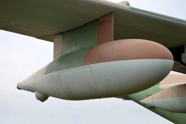 Avião Militar Bomba Pendurada Sob Asa — Fotografia de Stock