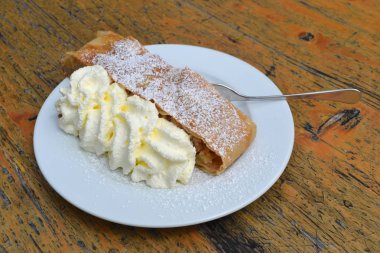 Apfelstrudel krem, plaka ile