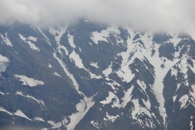 Alpler Avusturya - sis, kar, kayalar