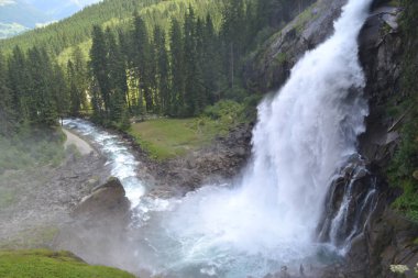 Avusturya Alpleri'nde şelale