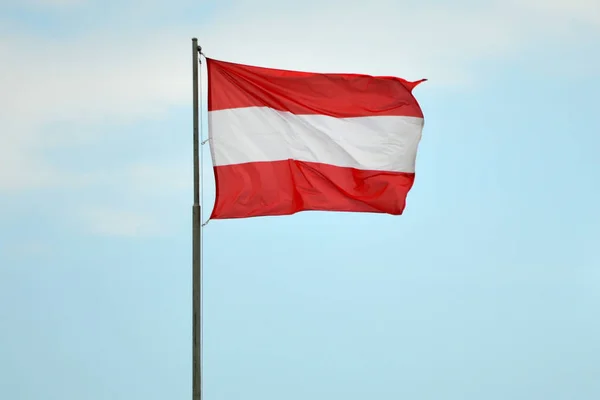 奥地利旗子 天空在背景 — 图库照片