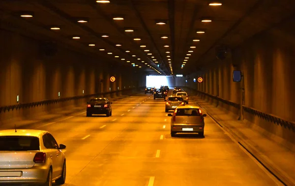Túnel Carros Estrada Rodovia — Fotografia de Stock