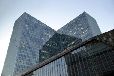 Cam cephe ile modern ofis binaları