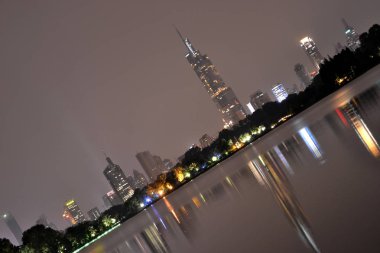 Gökdelenler gece, Çin