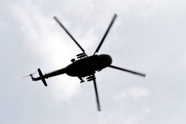 Havada uçan askeri helikopter