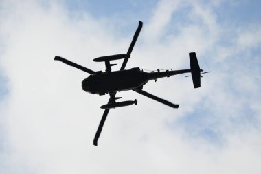 Havada uçan askeri helikopter