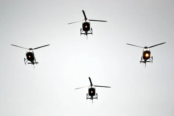 Летящие Воздухе Военные Вертолеты — стоковое фото