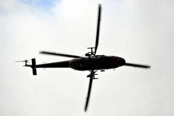 Wojskowy Helikopter Latający Powietrzu — Zdjęcie stockowe