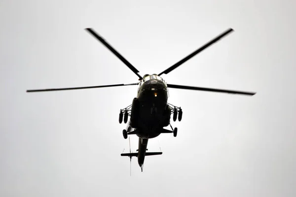 Στρατιωτικό Ελικόπτερο Που Πετάει Στον Αέρα — Φωτογραφία Αρχείου