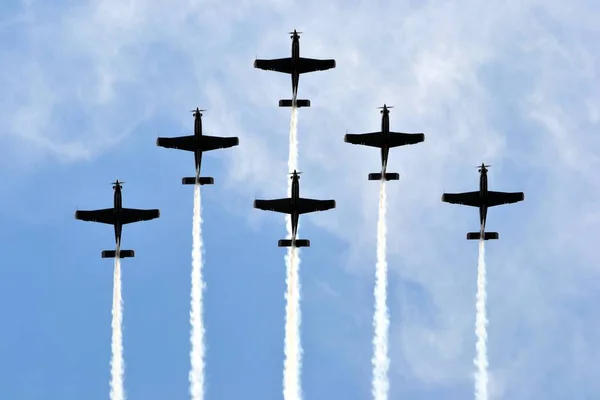 Duman Izi Havada Uçan Uçaklar — Stok fotoğraf