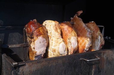 Metal çubuk üzerinde kavrulmuş et