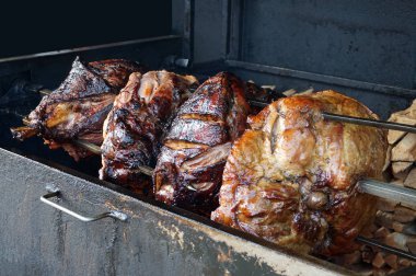 Metal çubuk üzerinde kavrulmuş et