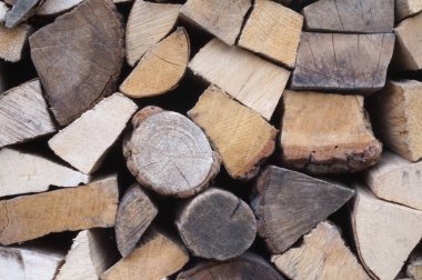 Kıyılmış yakacak odun parçaları yığılmış