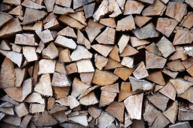 Kıyılmış yakacak odun parçaları yığılmış