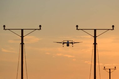 İniş uçak, beacon mesajlar, Havaalanı