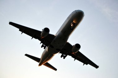 Havada uçan jet uçağı