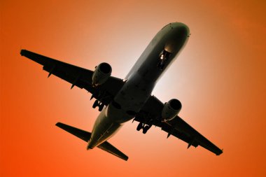 Havada uçan jet uçağı