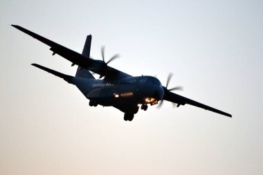 Pervaneli uçak havada uçan