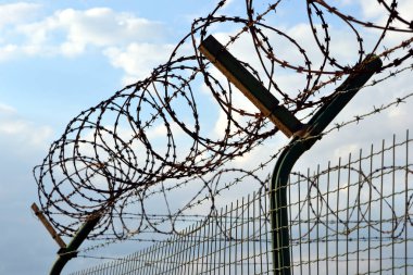 Çit dikenli tel - hapishane kavramı ile