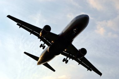 Havada uçan jet uçağı