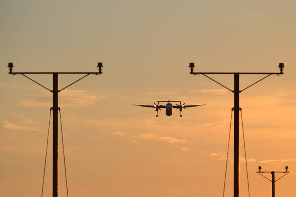 посадочный самолет, маяки, аэропорт
