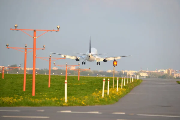Přistání Letadla Pohled Zezadu Letiště — Stock fotografie