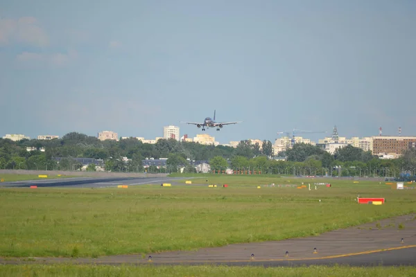 Aeródromo Avión Aterrizaje —  Fotos de Stock