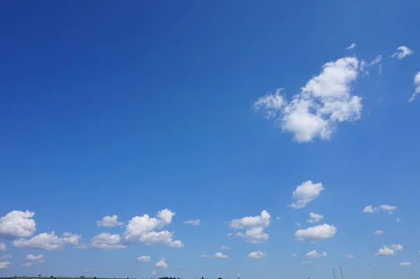 Błękitne Niebo Chmurami — Zdjęcie stockowe