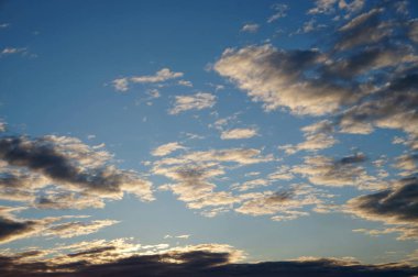 Gün batımı turuncu bulutlar, mavi gökyüzü