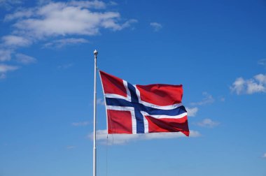 Norveç, gökyüzü bulutlu arka planda bayrağı