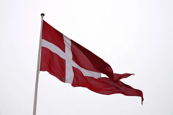 丹麦的旗子 天空在背景 — 图库照片
