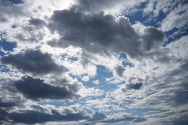 Bulutlu gökyüzü - arka plan olarak büyük