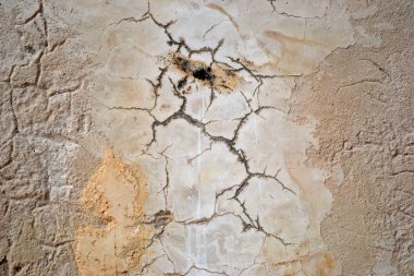 Sakinleri ile kırık duvar