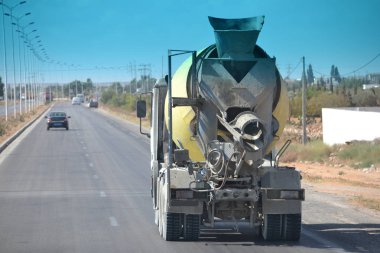 Beton karıştırıcı bir yolda