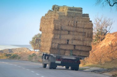 Saman bir yolda kamyonla