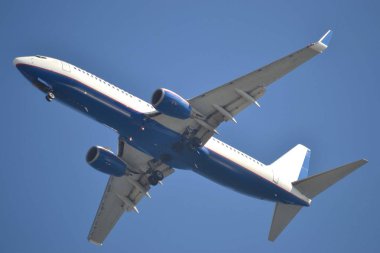 Havada uçan jet uçağı