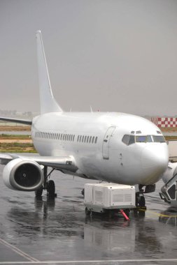 Havaalanındaki yolcu uçağı.