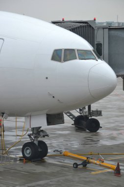 Havaalanındaki yolcu uçağı.