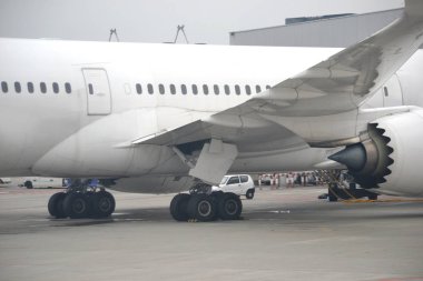 Havaalanındaki yolcu uçağı.