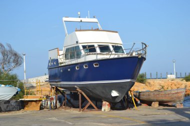 Mavi tekne / yat limanında