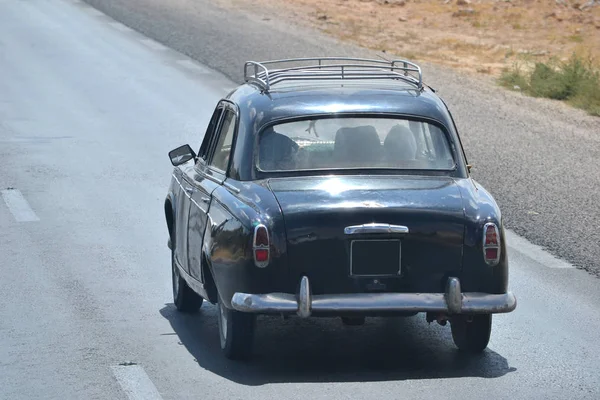 Viejo Coche Negro Una Carretera — Foto de Stock