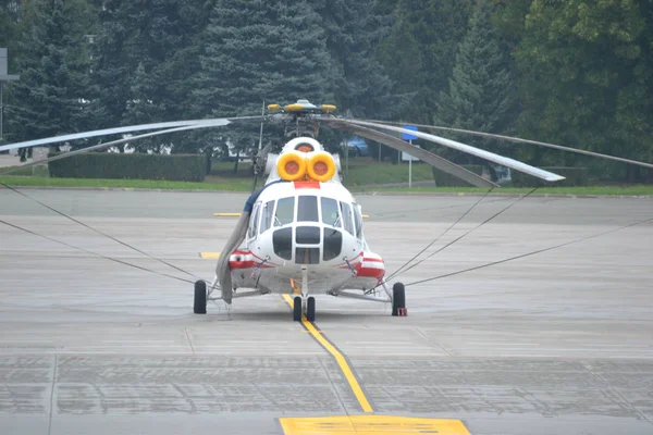 机场上的直升机 — 图库照片