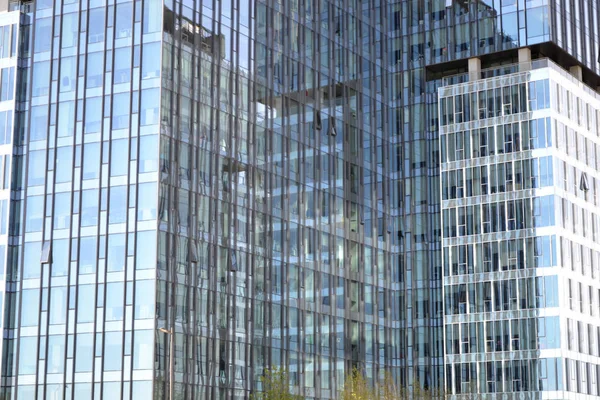 近代的なオフィスビルは ガラスのファサード — ストック写真