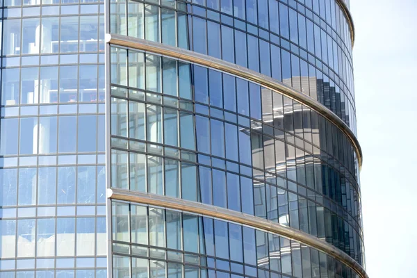 近代的なオフィスビルは ガラスのファサード — ストック写真