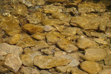 Temiz dağ nehir - taş