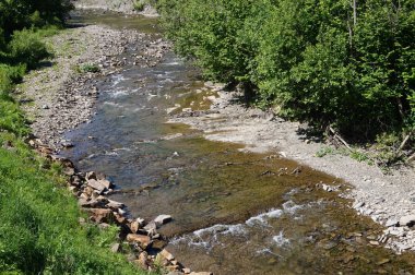 Dağ nehir temiz / akış