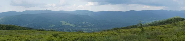 Bieszczadzki bergen - panorama / panoramische foto — Stockfoto
