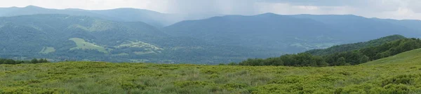 Bieszczadzki bergen - panorama / panoramische foto — Stockfoto